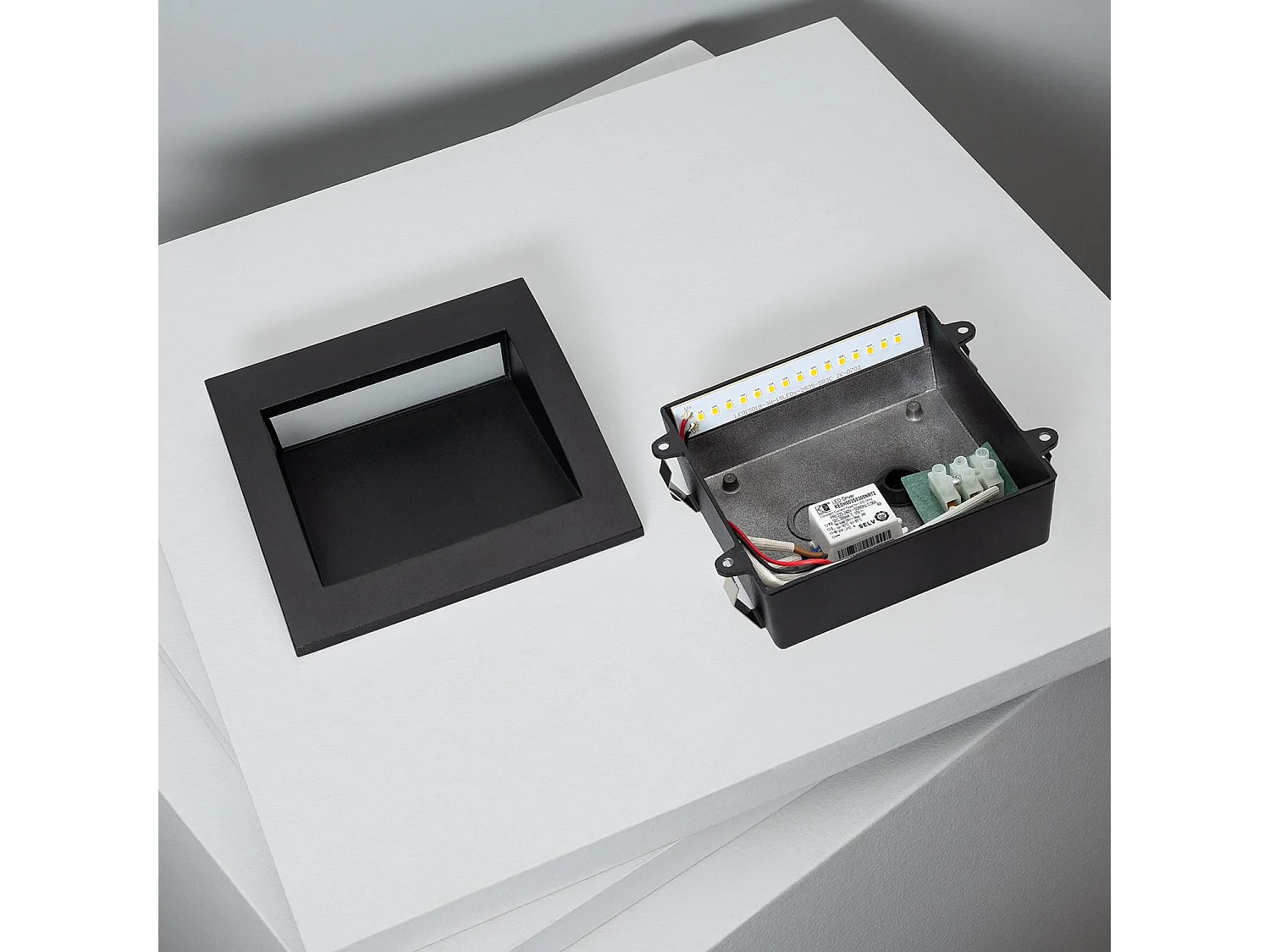 Balise LED Extérieure 4W Encastrable au Mur Carrée Natt Noire 2700K Blanc chaud