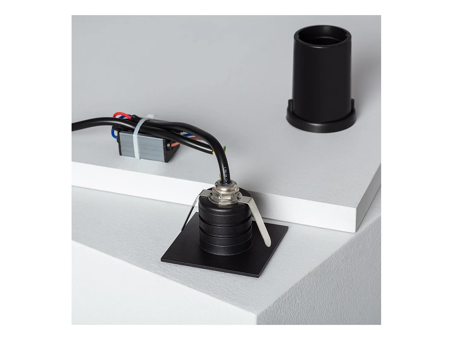 Balise LED Extérieure 2W Encastrable au Mur Carrée Guell Noire  4000K Blanc neutre