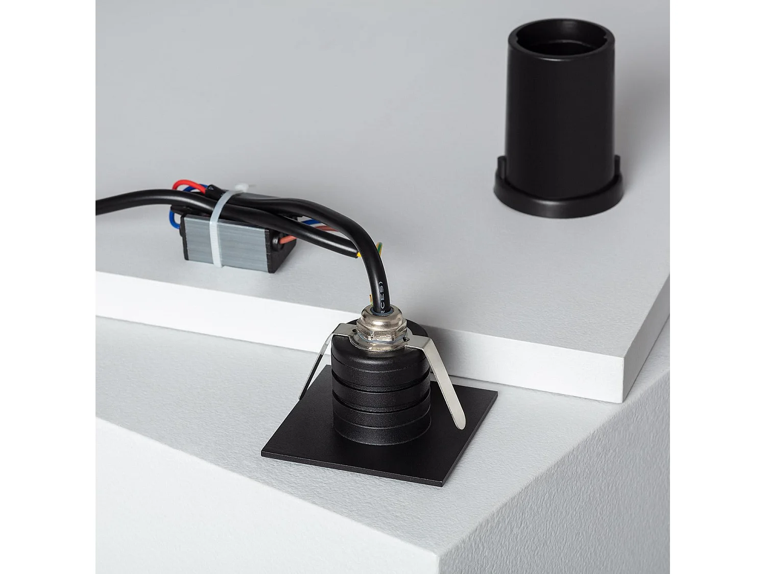 Balise LED Extérieure 2W Encastrable au Mur Carrée Guell Noire  4000K Blanc neutre