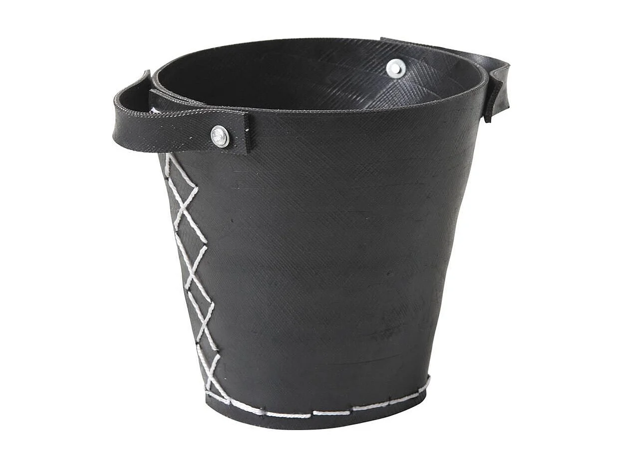 Jardinera fabricada con neumáticos reciclados