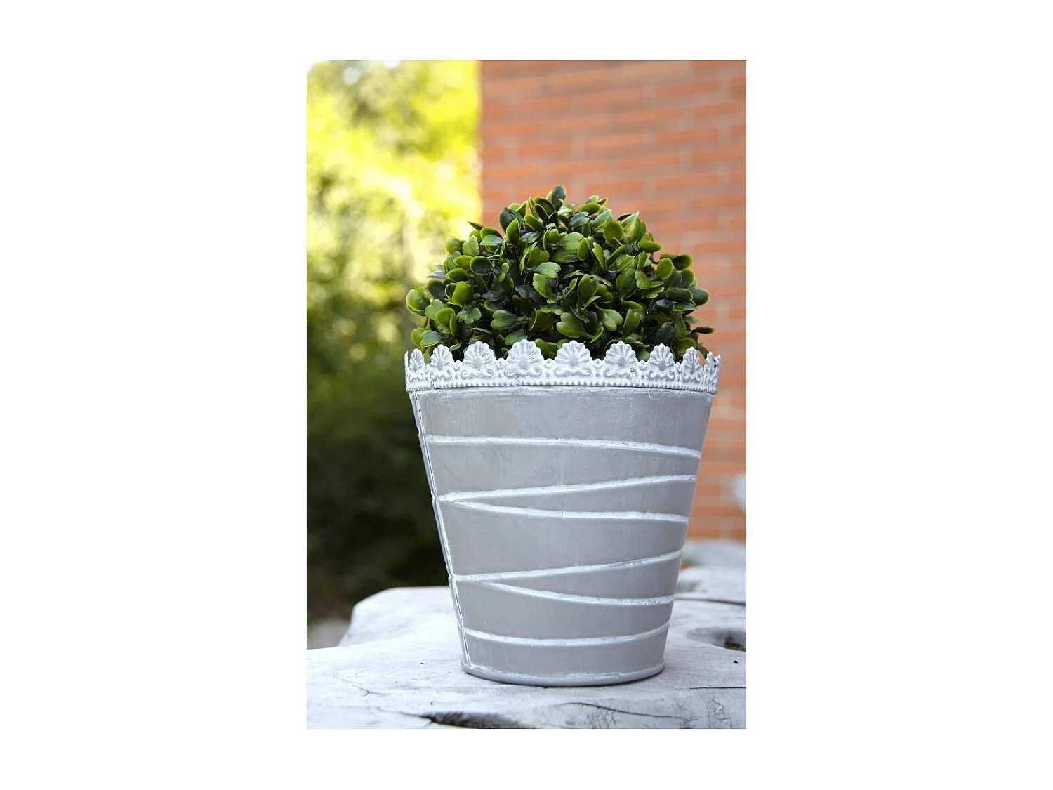 Cache-pot à rayures en métal laqué