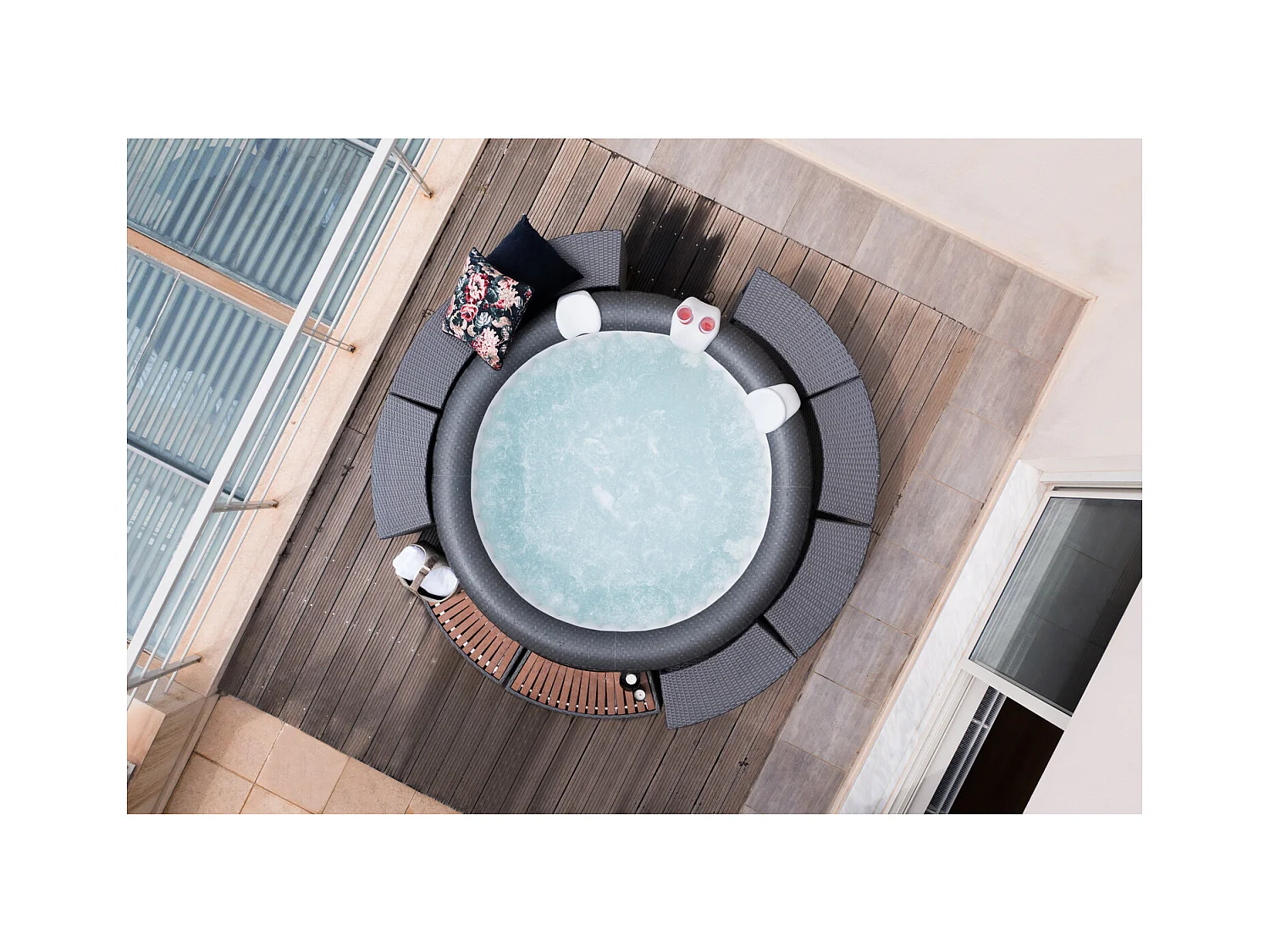 Spa insuflável redondo para 6 pessoas MINORCA - Relaxamento em família ou com amigos, 138 jatos, aquecimento rápido a 40°C