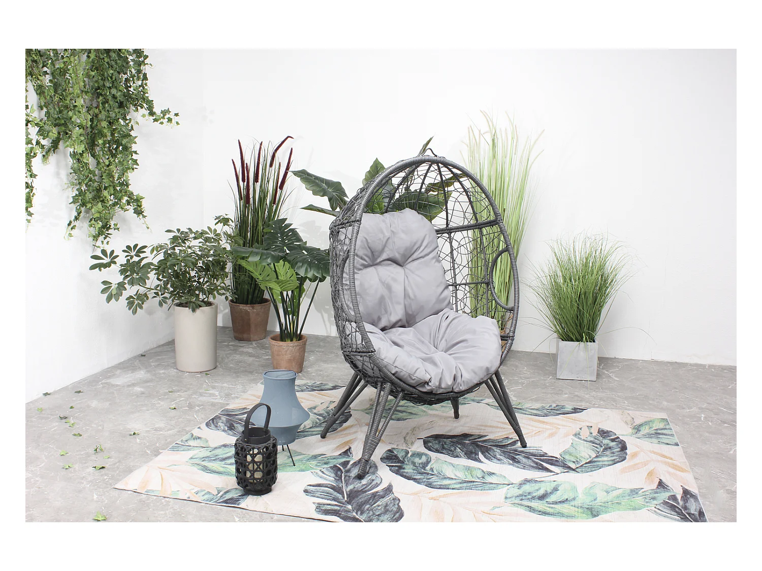 Fauteuil œuf sur pied en résine gris effet rotin JANE