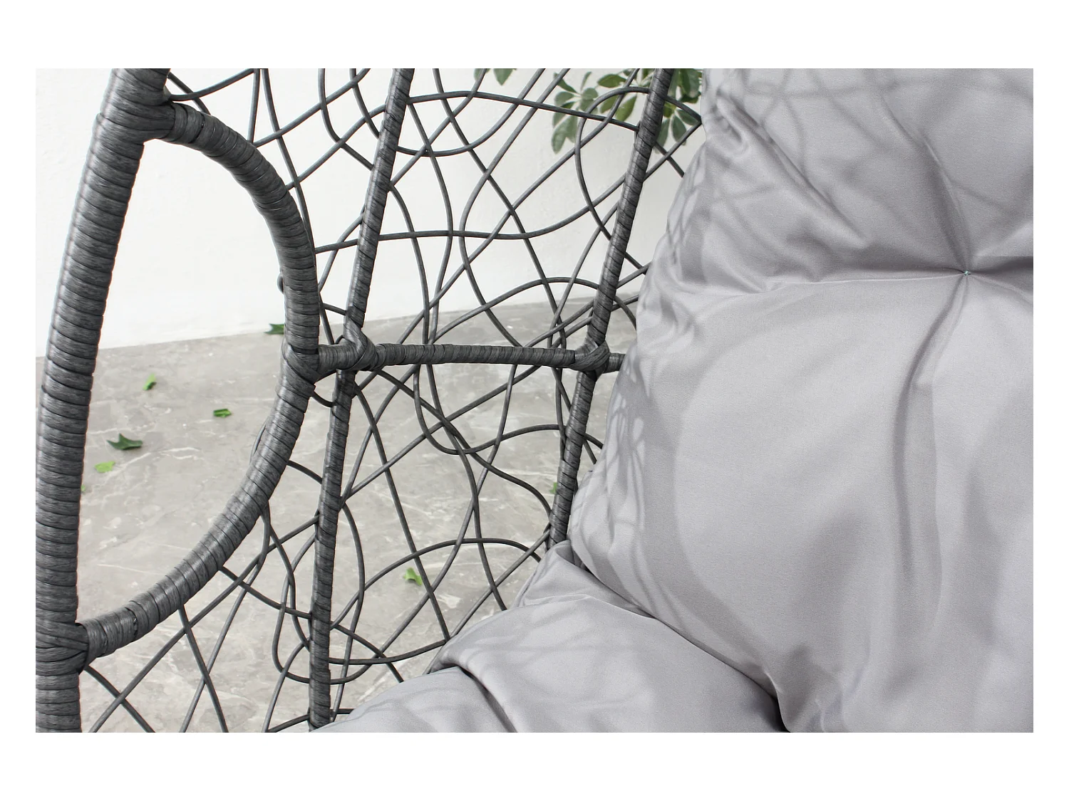 Fauteuil œuf sur pied en résine gris effet rotin JANE