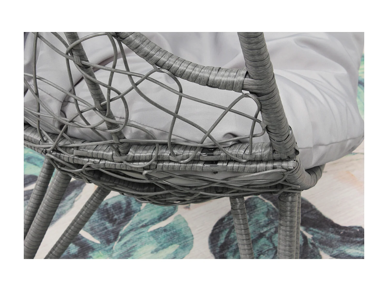 Fauteuil œuf sur pied en résine gris effet rotin JANE