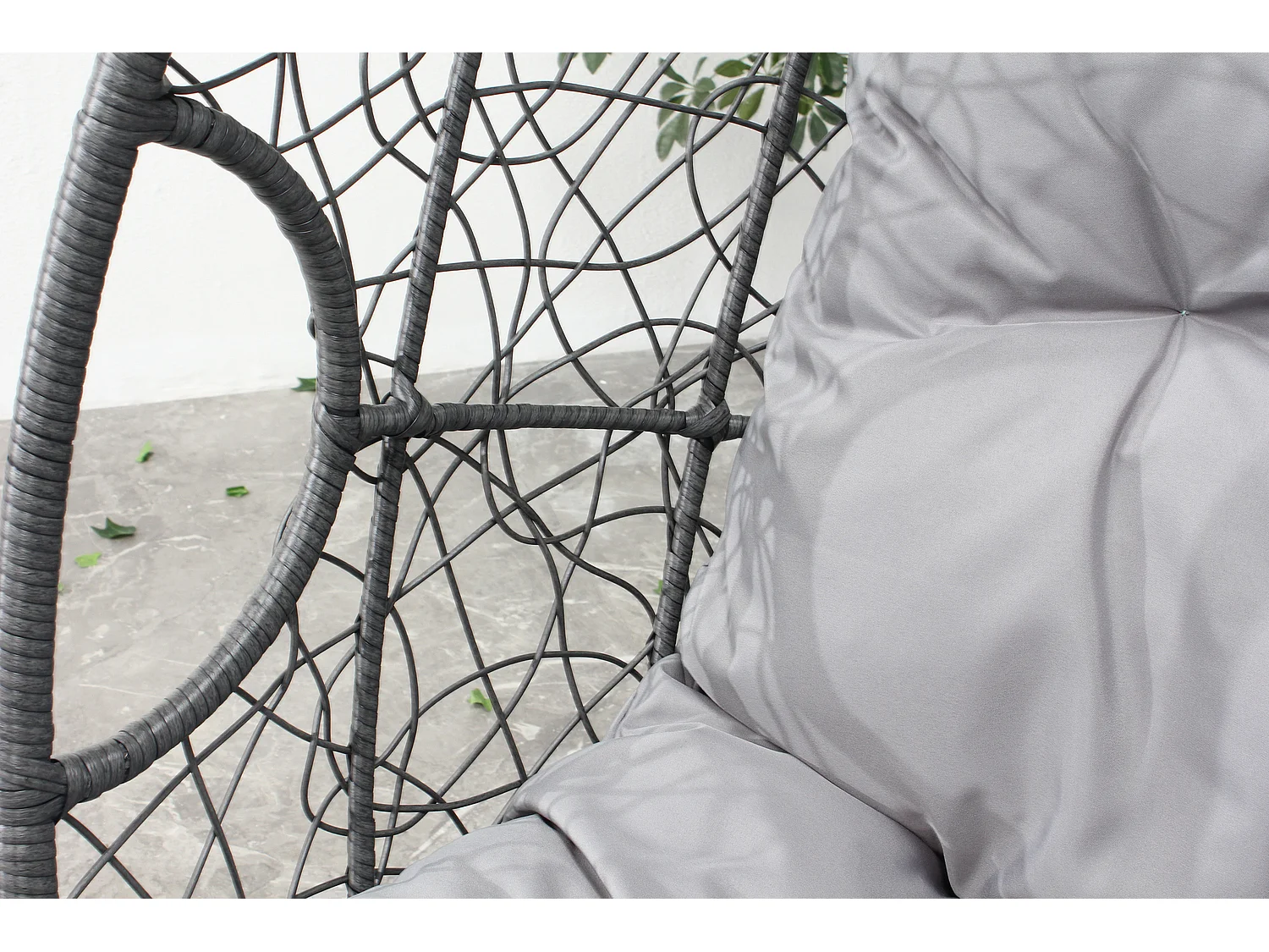 Fauteuil œuf sur pied en résine gris effet rotin JANE