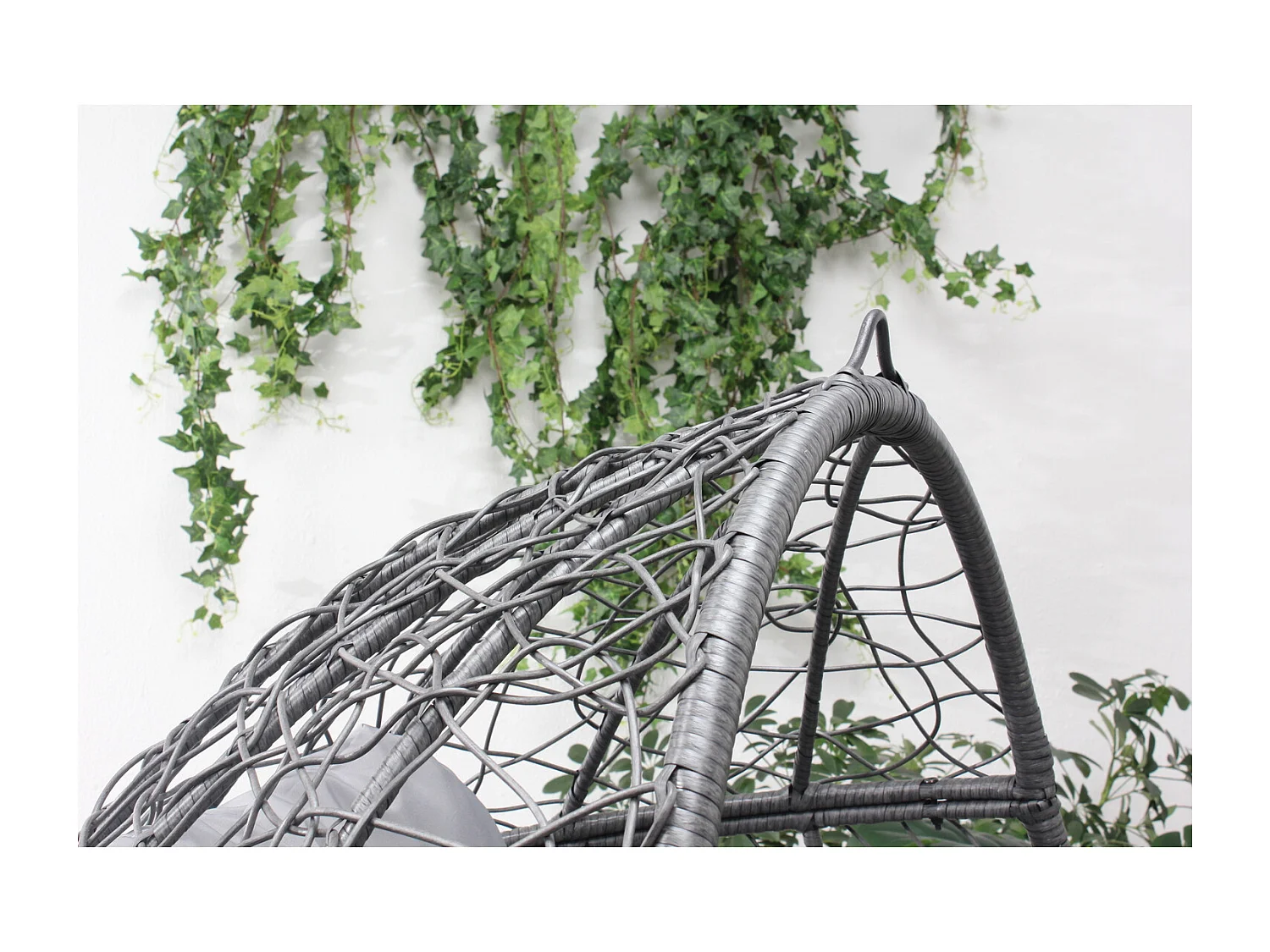 Fauteuil œuf sur pied en résine gris effet rotin JANE