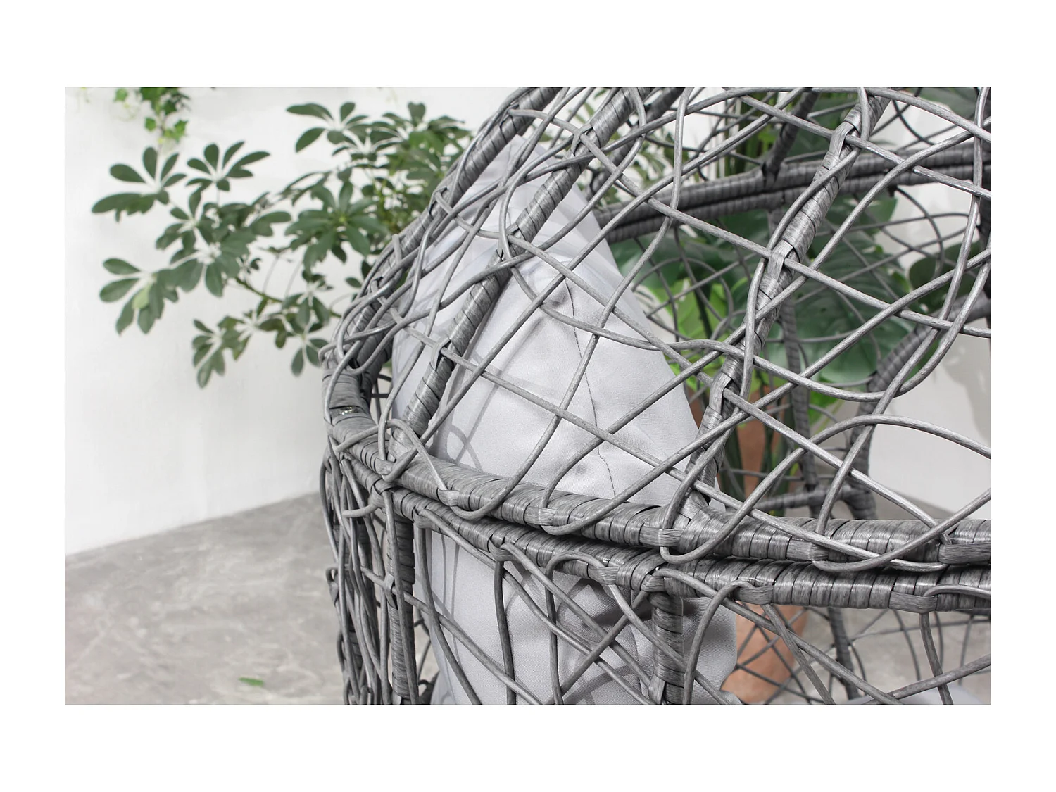 Fauteuil œuf sur pied en résine gris effet rotin JANE