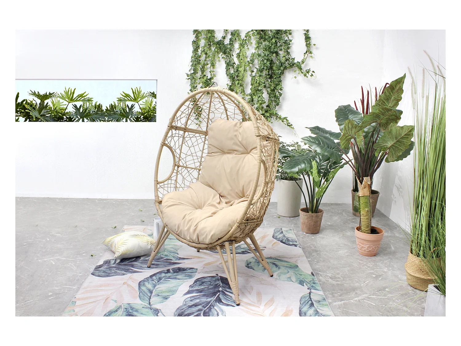 Fauteuil œuf sur pied en résine beige effet rotin JANE