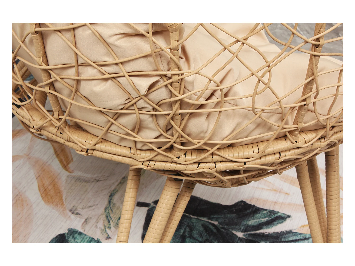 Fauteuil œuf sur pied en résine beige effet rotin JANE