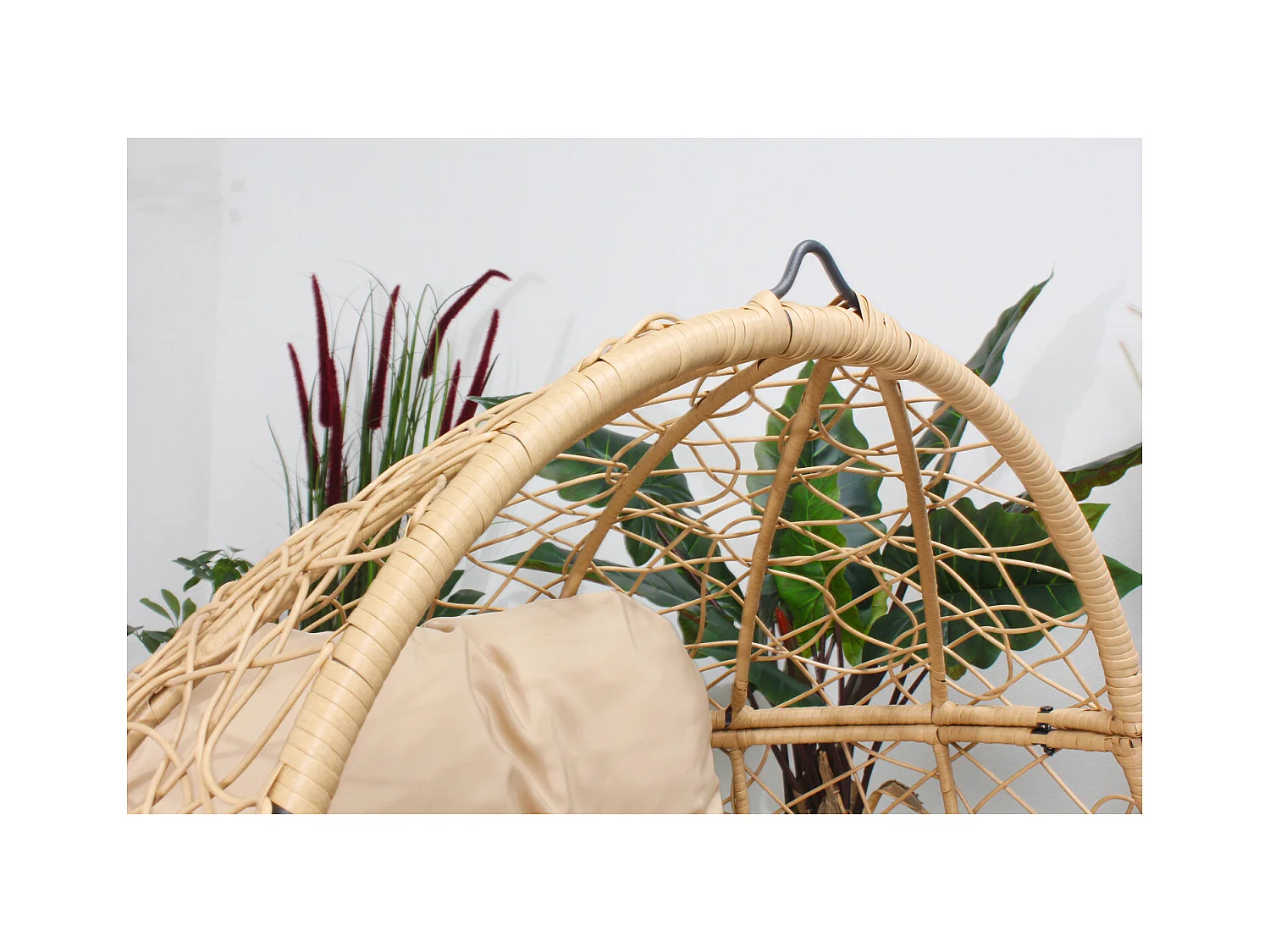 Fauteuil œuf sur pied en résine beige effet rotin JANE