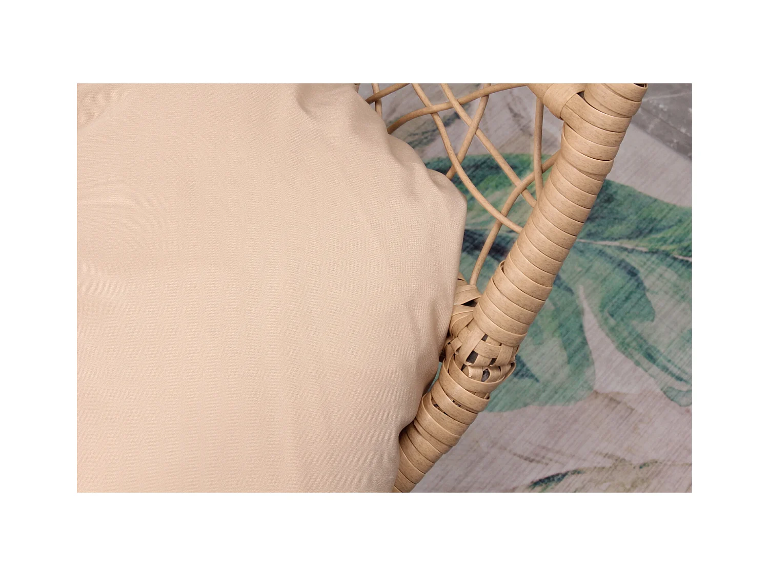 Fauteuil œuf sur pied en résine beige effet rotin JANE