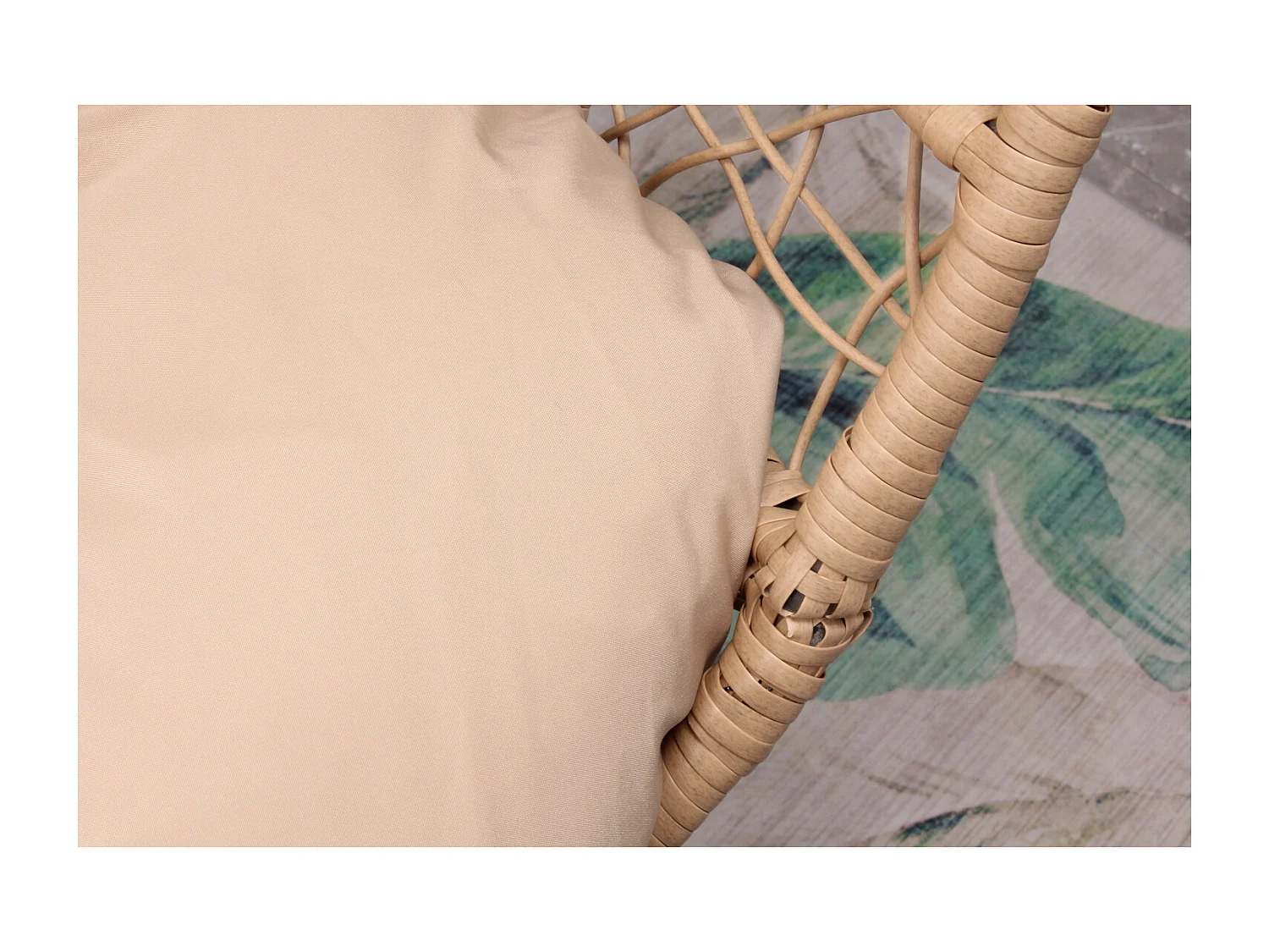 Fauteuil œuf sur pied en résine beige effet rotin JANE