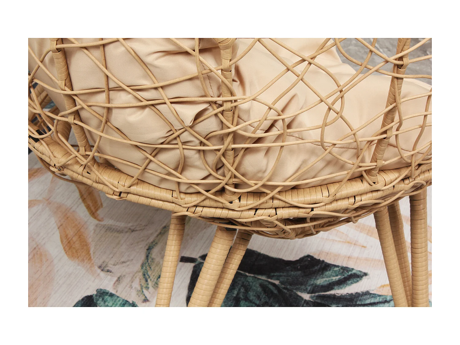 Cadeira suspensa em pé de resina bege efeito rattan JANE