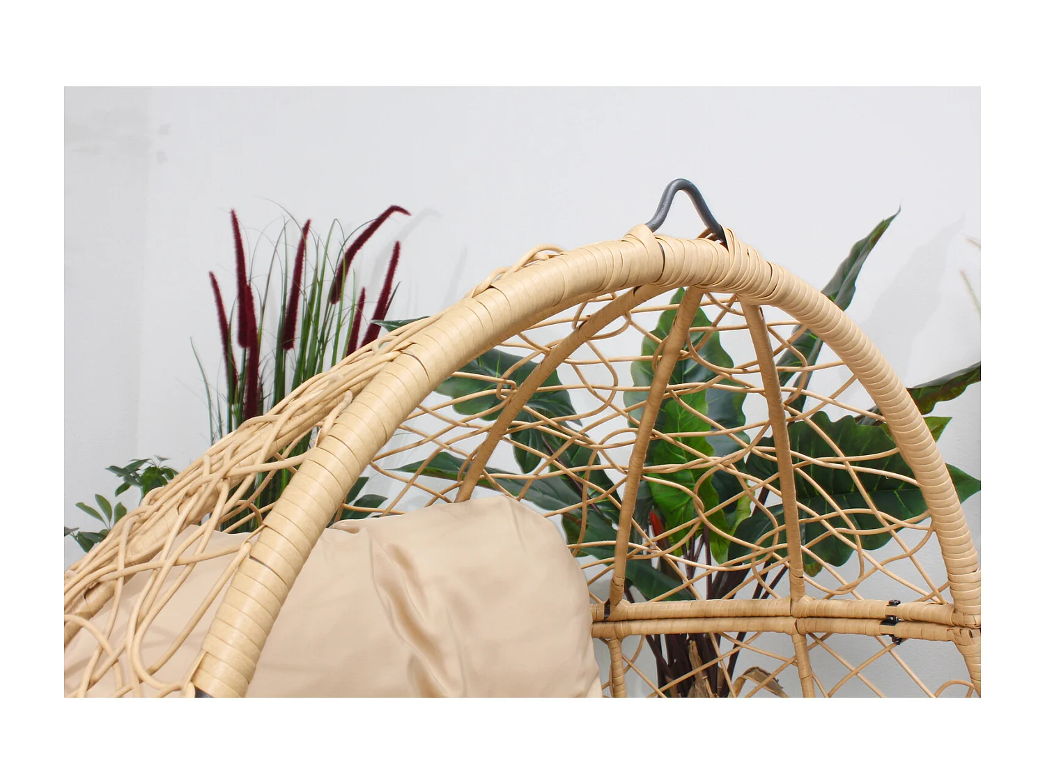 Cadeira suspensa em pé de resina bege efeito rattan JANE