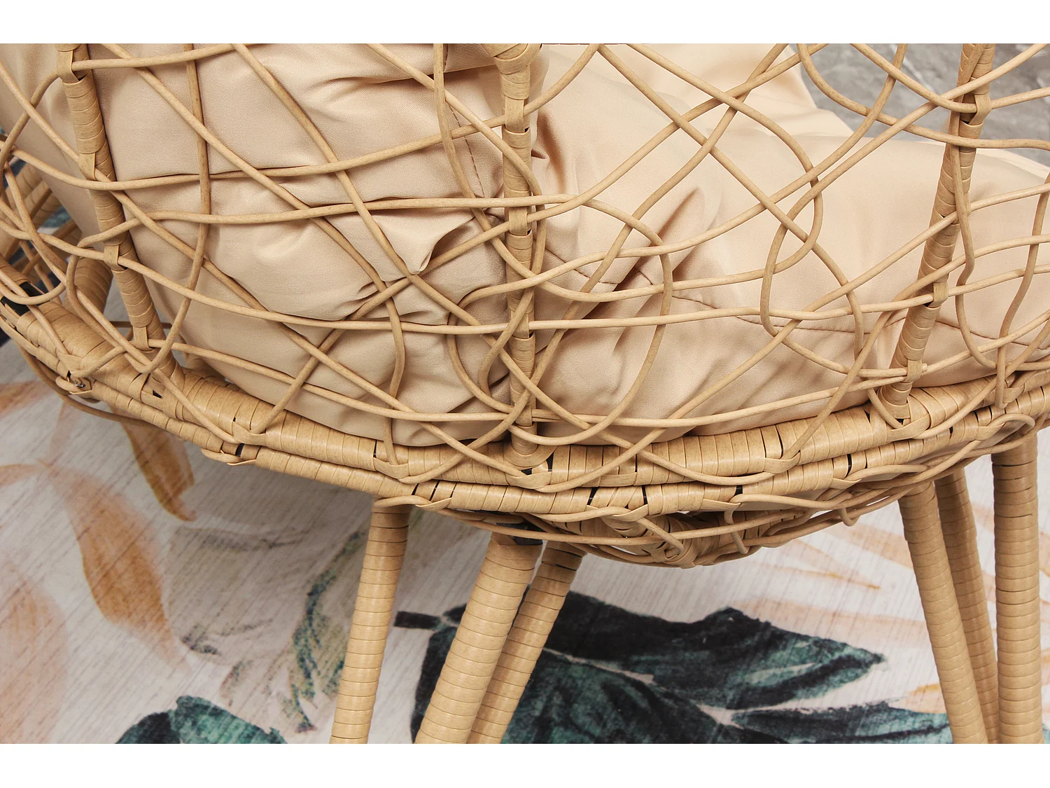 Fauteuil œuf sur pied en résine beige effet rotin JANE