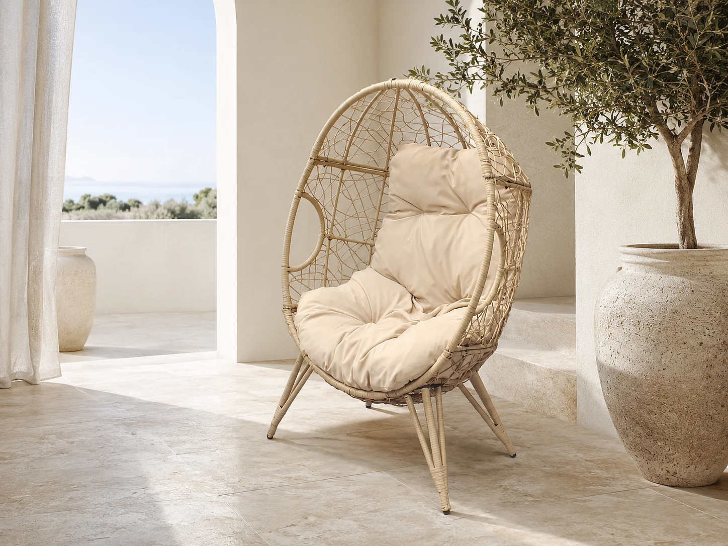 Poltrona su piedi in resina beige JANE