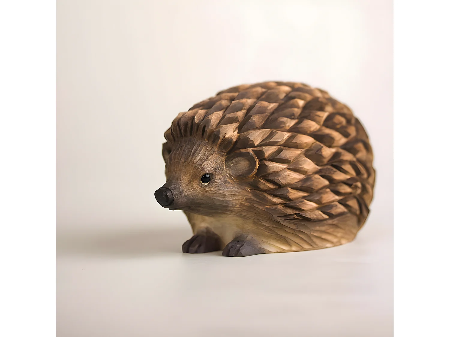 Hérisson décoratif en bois sculpté à la main