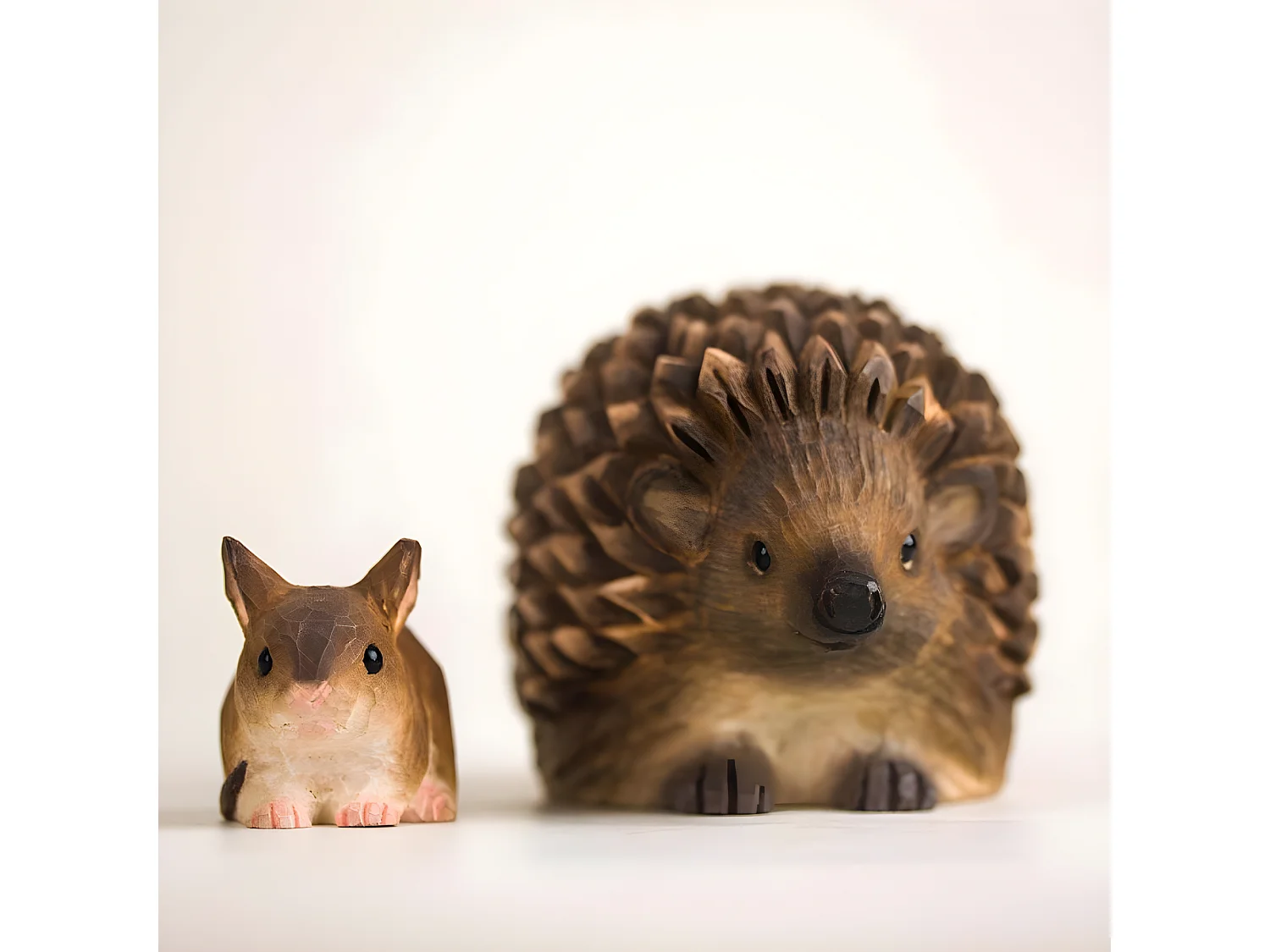 Hérisson décoratif en bois sculpté à la main