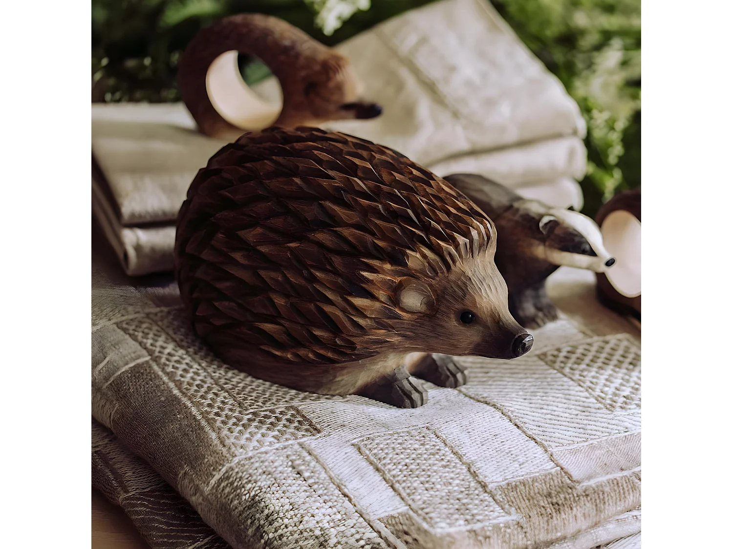 Hérisson décoratif en bois sculpté à la main