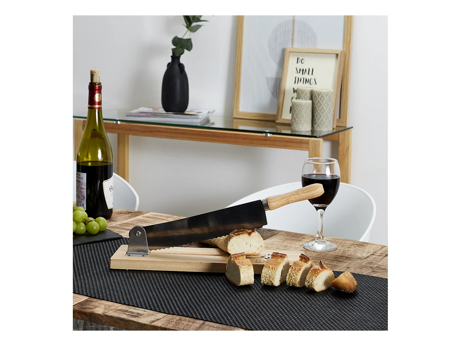 Brotschneidemaschine aus Holz und Edelstahl