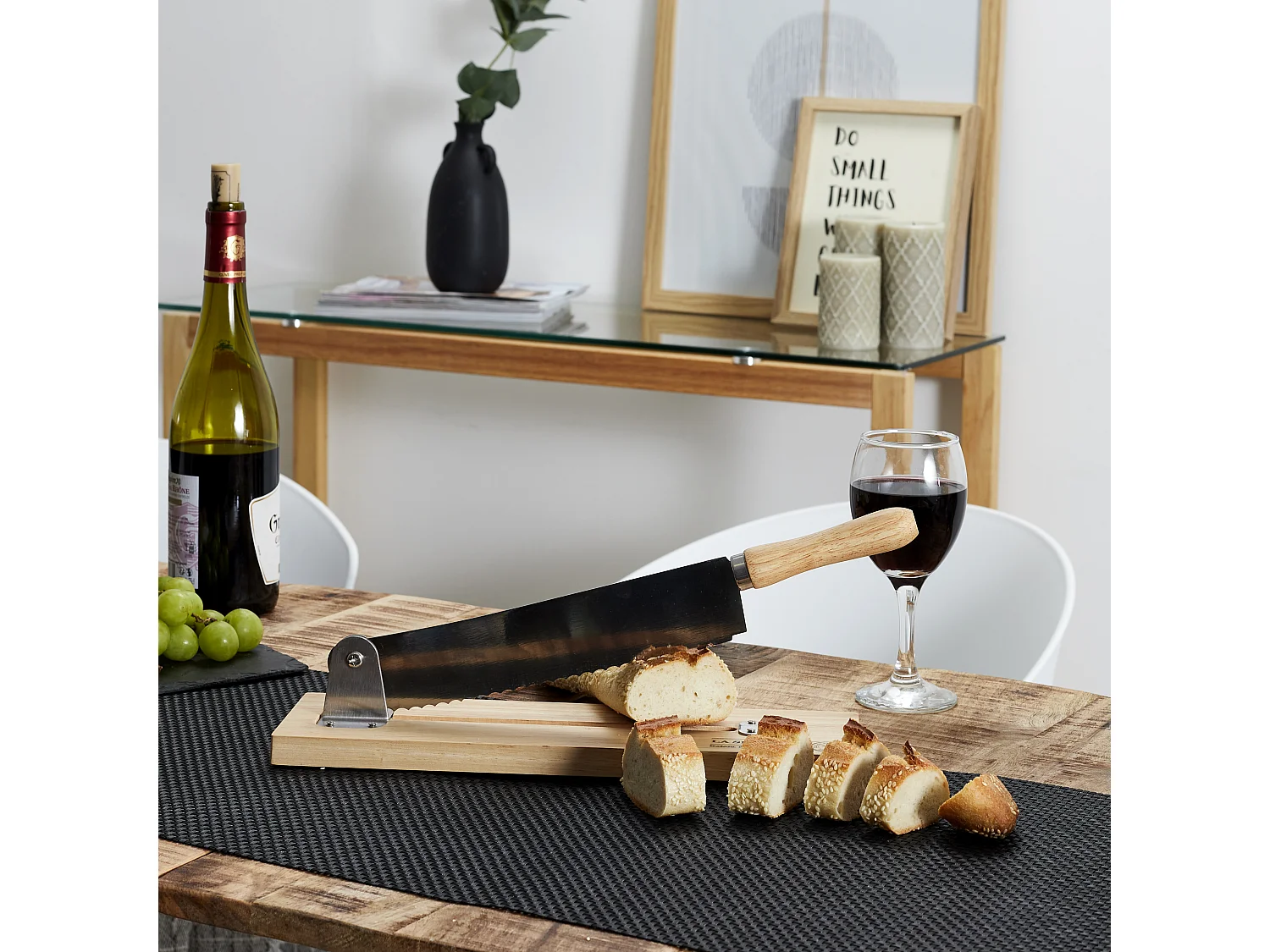 Brotschneidemaschine aus Holz und Edelstahl