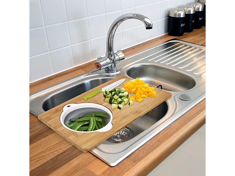 Tagliere in bambù con scolapasta integrato