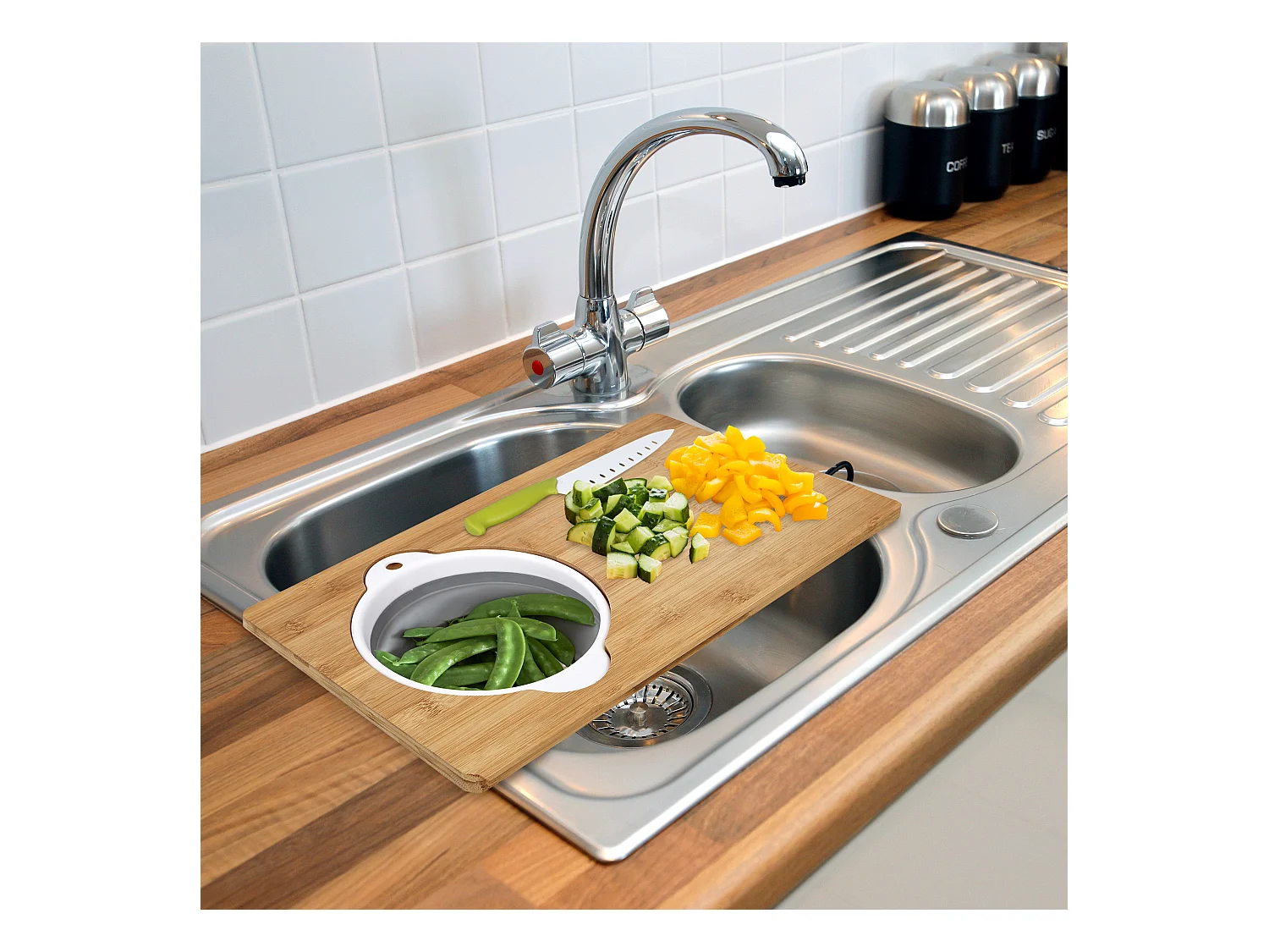 Schneidebrett aus Bambus mit Sieb ausgestattet