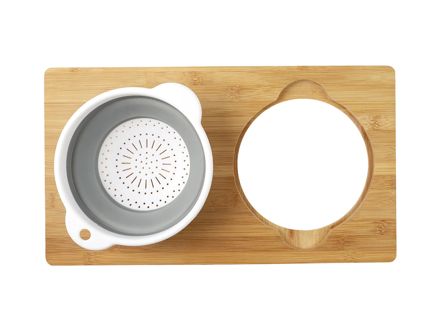 Schneidebrett aus Bambus mit Sieb ausgestattet