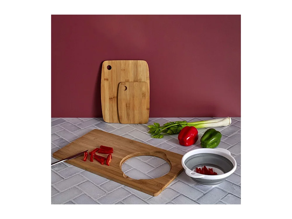 Schneidebrett aus Bambus mit Sieb ausgestattet