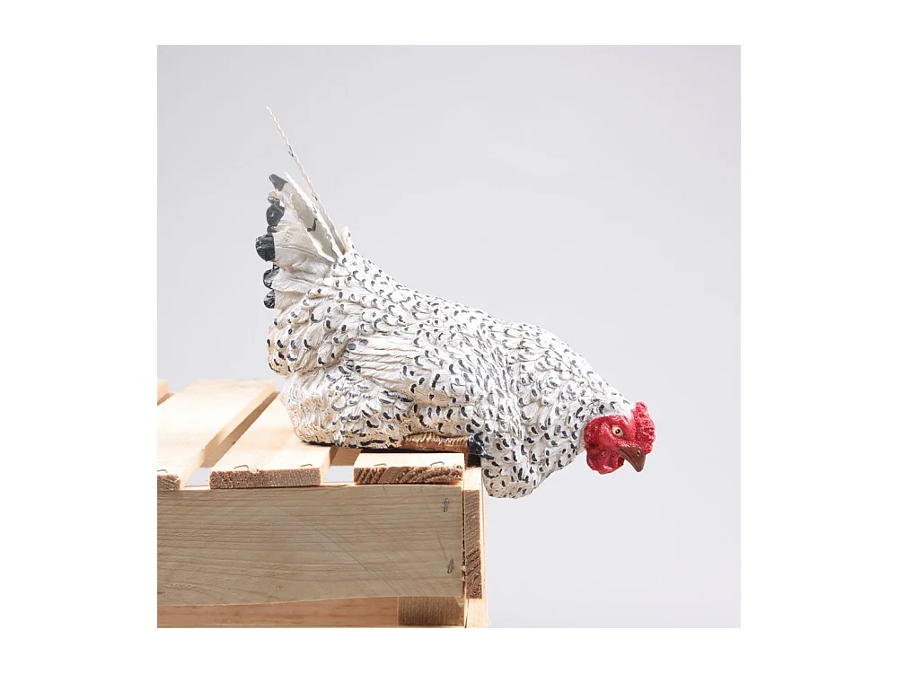 Poule avec queue en métal assise sur le bord 23 x 14 x 24 cm