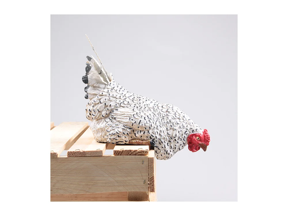 Poule avec queue en métal assise sur le bord 23 x 14 x 24 cm