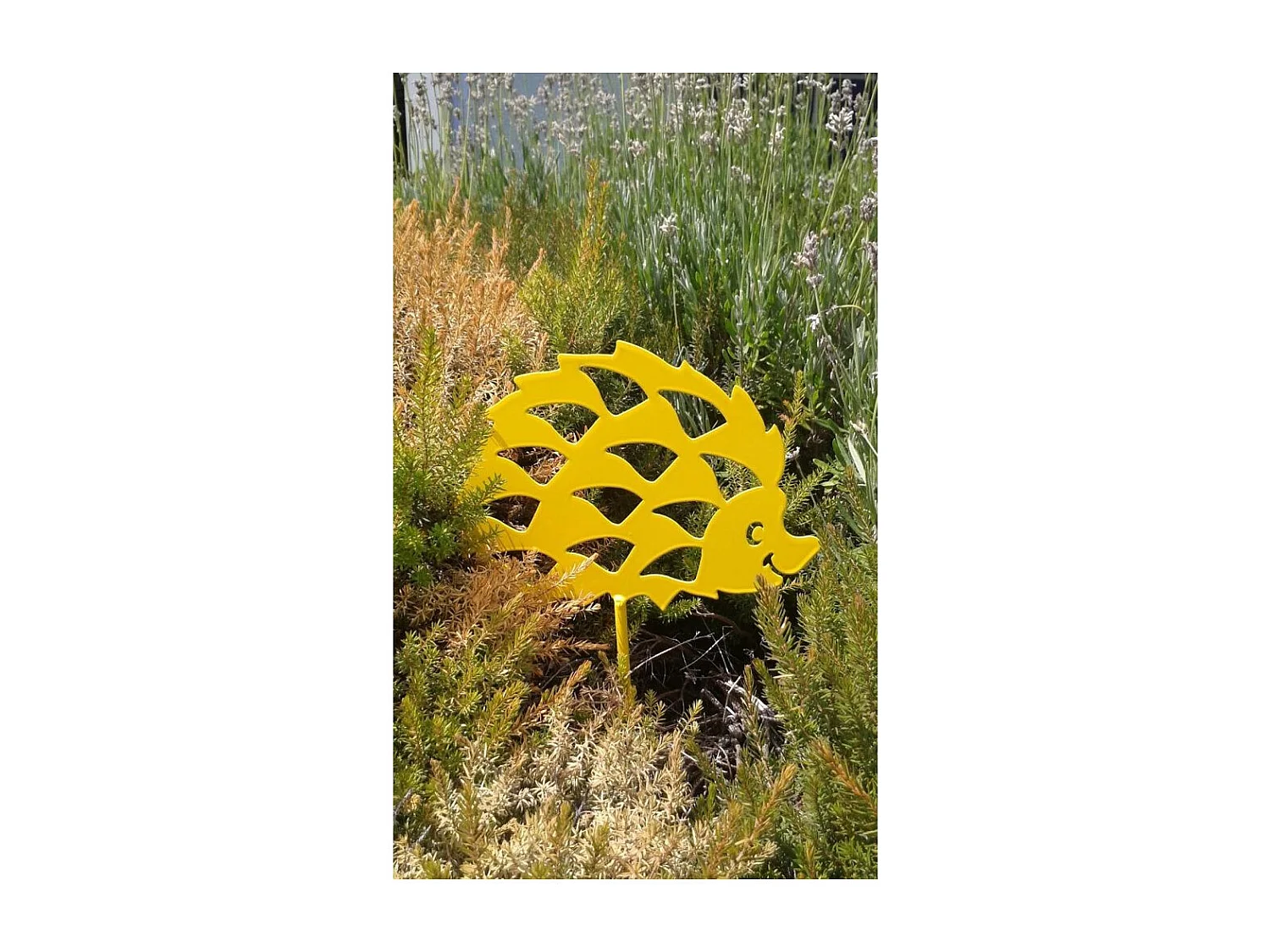 Igelfigur auf Stab aus gefärbtem Eisen