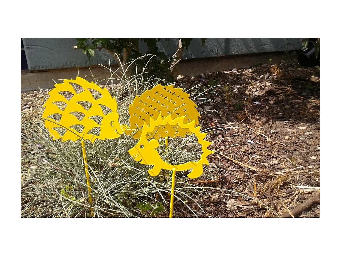 Igelfigur auf Stab aus gefärbtem Eisen