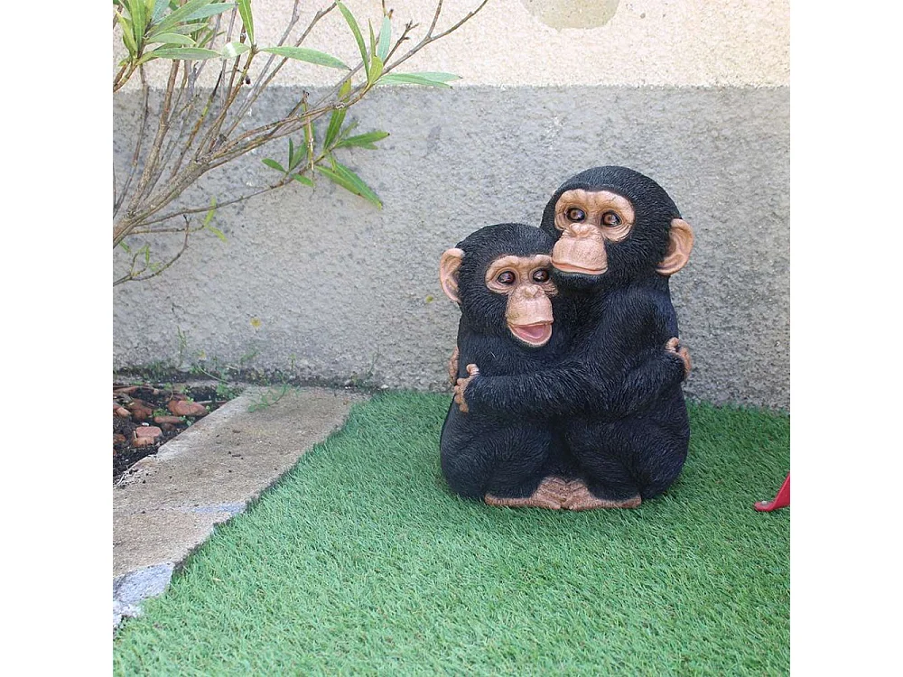 Chimpanzés enlacés en résine 35 cm