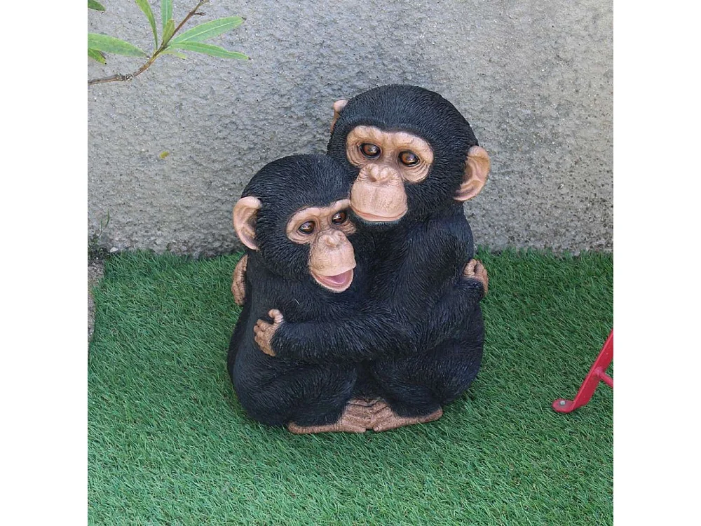 Chimpanzés enlacés en résine 35 cm