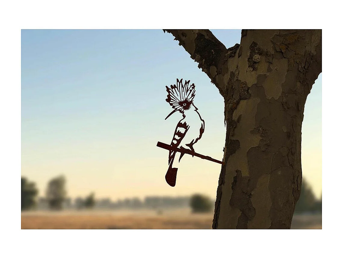 Pájaro abubilla euroasiático en espiga de acero corten