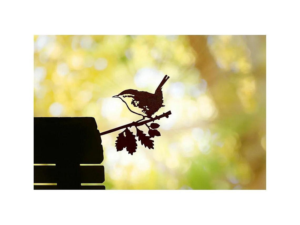 Uccello su uno scricciolo in acciaio corten