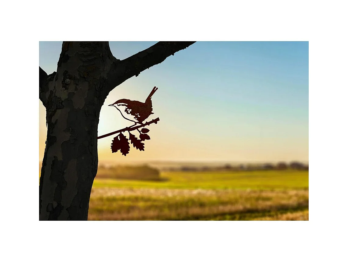 Uccello su uno scricciolo in acciaio corten