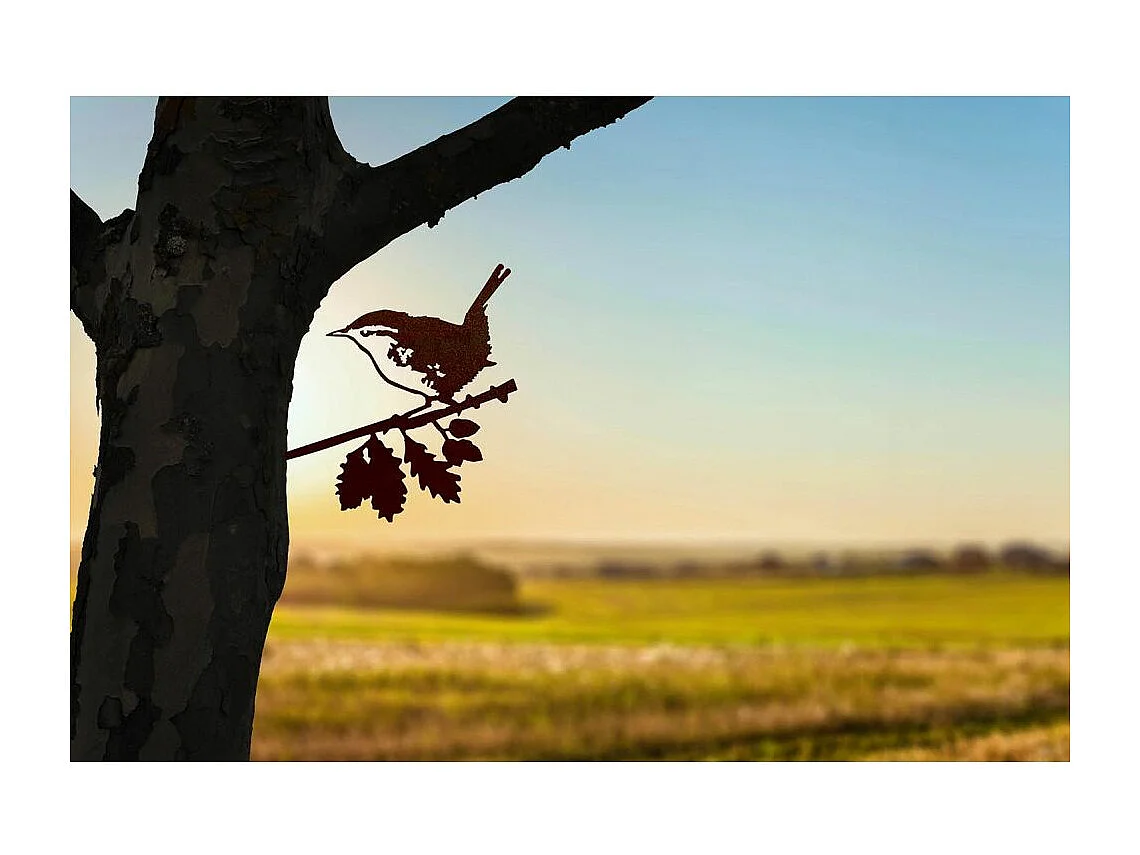 Uccello su uno scricciolo in acciaio corten