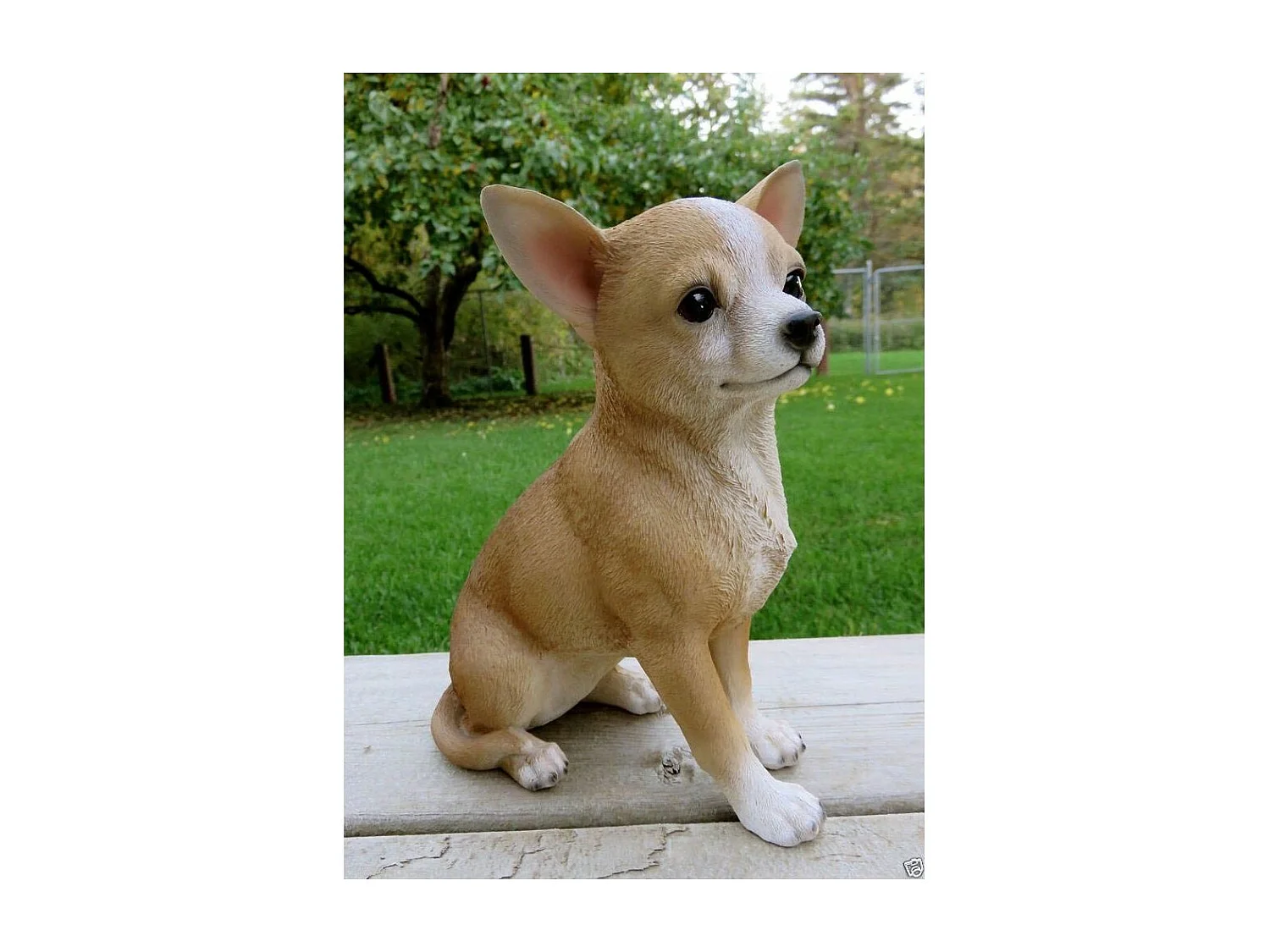 Sitzende Chihuahuafigur aus Harz 23 cm