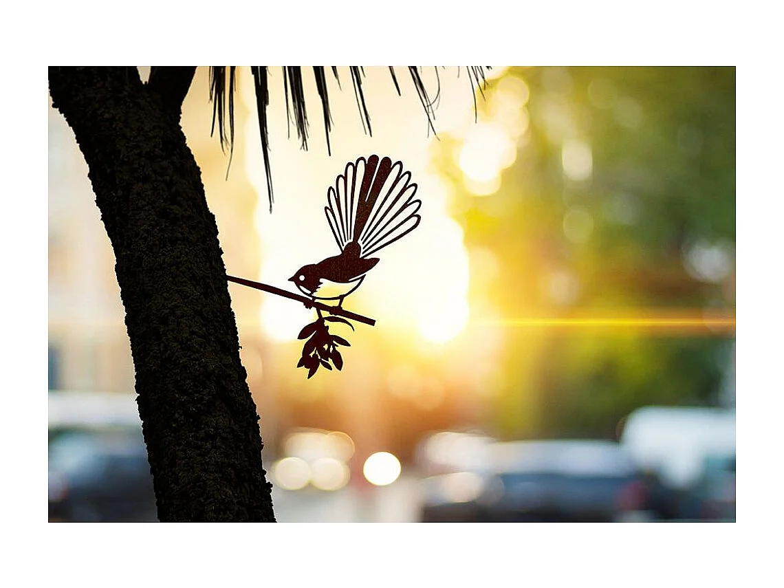 Oiseau sur pique rhipidura en acier corten