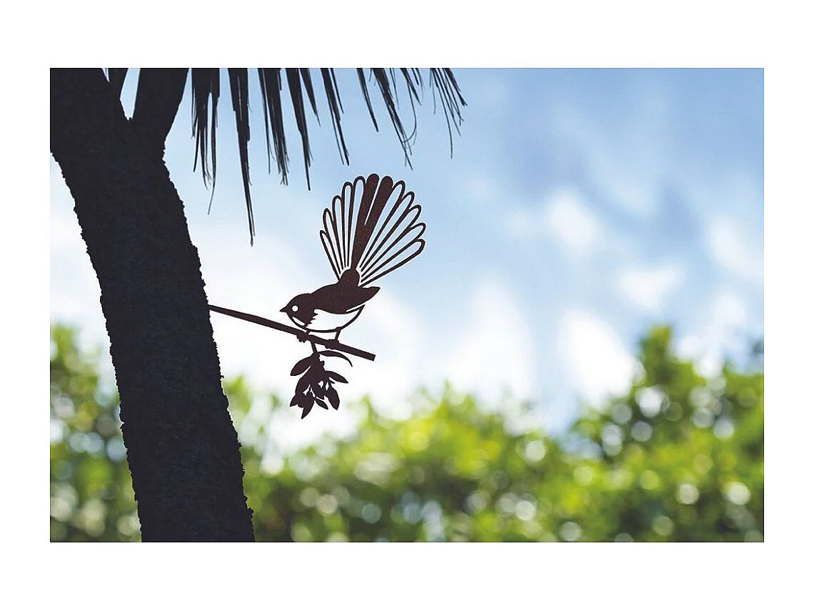 Oiseau sur pique rhipidura en acier corten