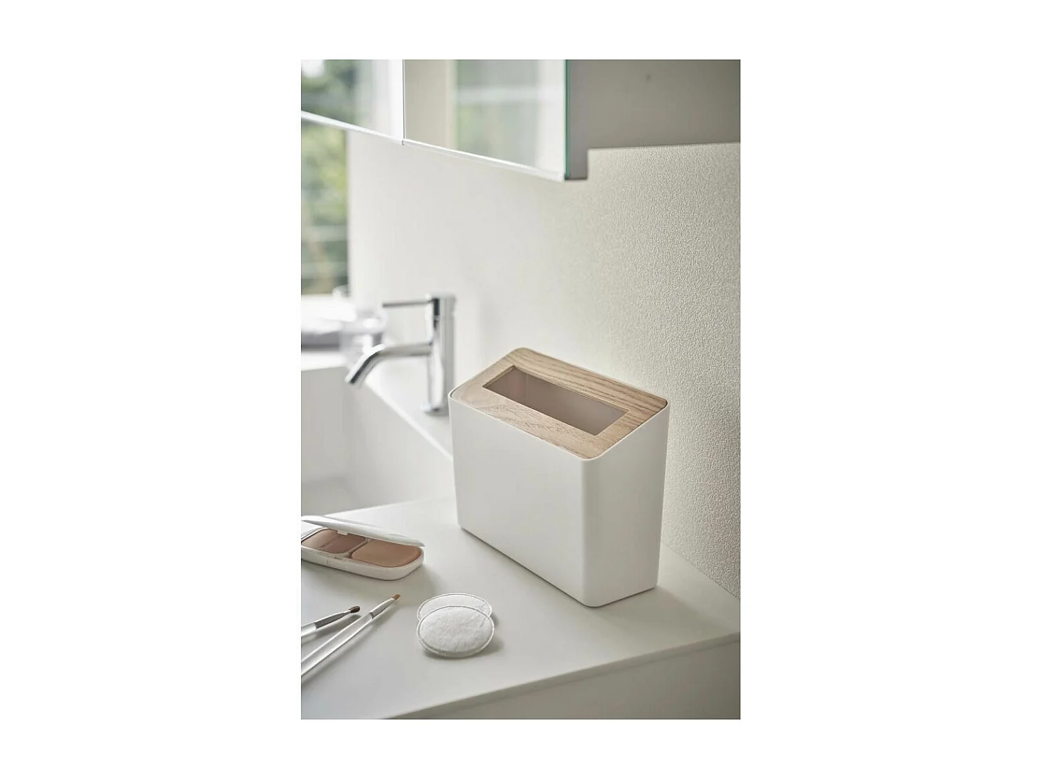 Cestino da tavolo in resina e legno