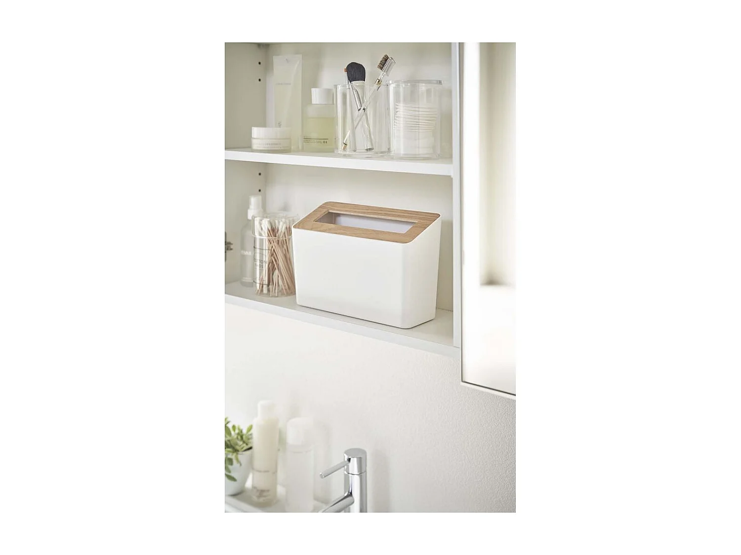 Cestino da tavolo in resina e legno