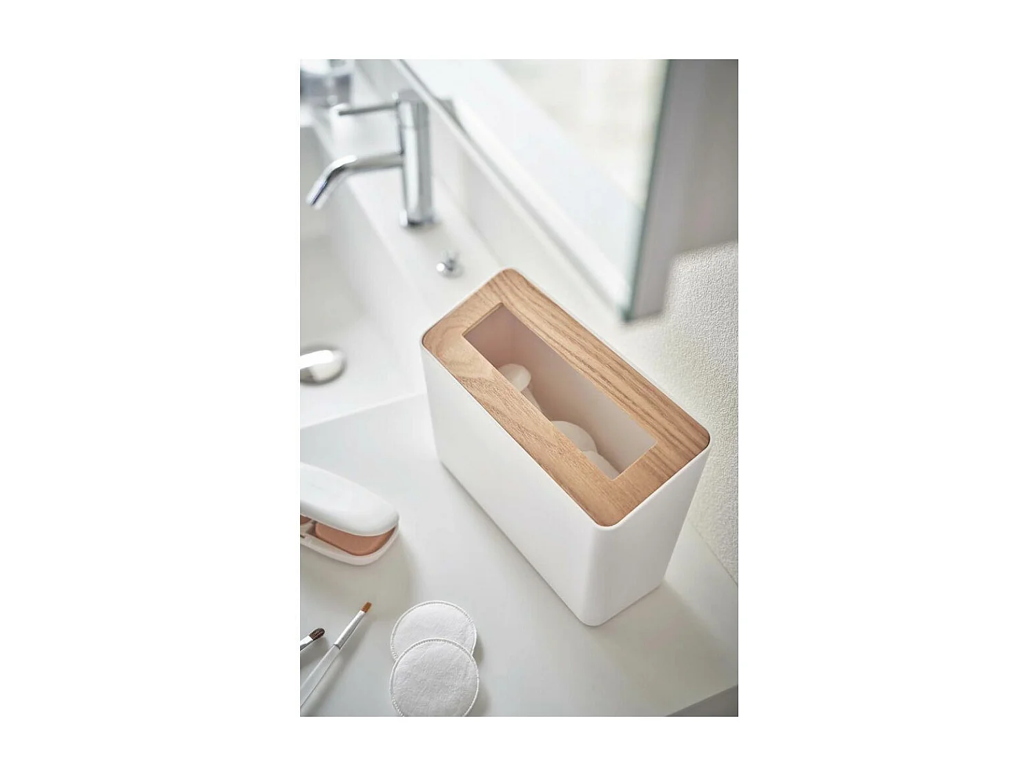 Cestino da tavolo in resina e legno