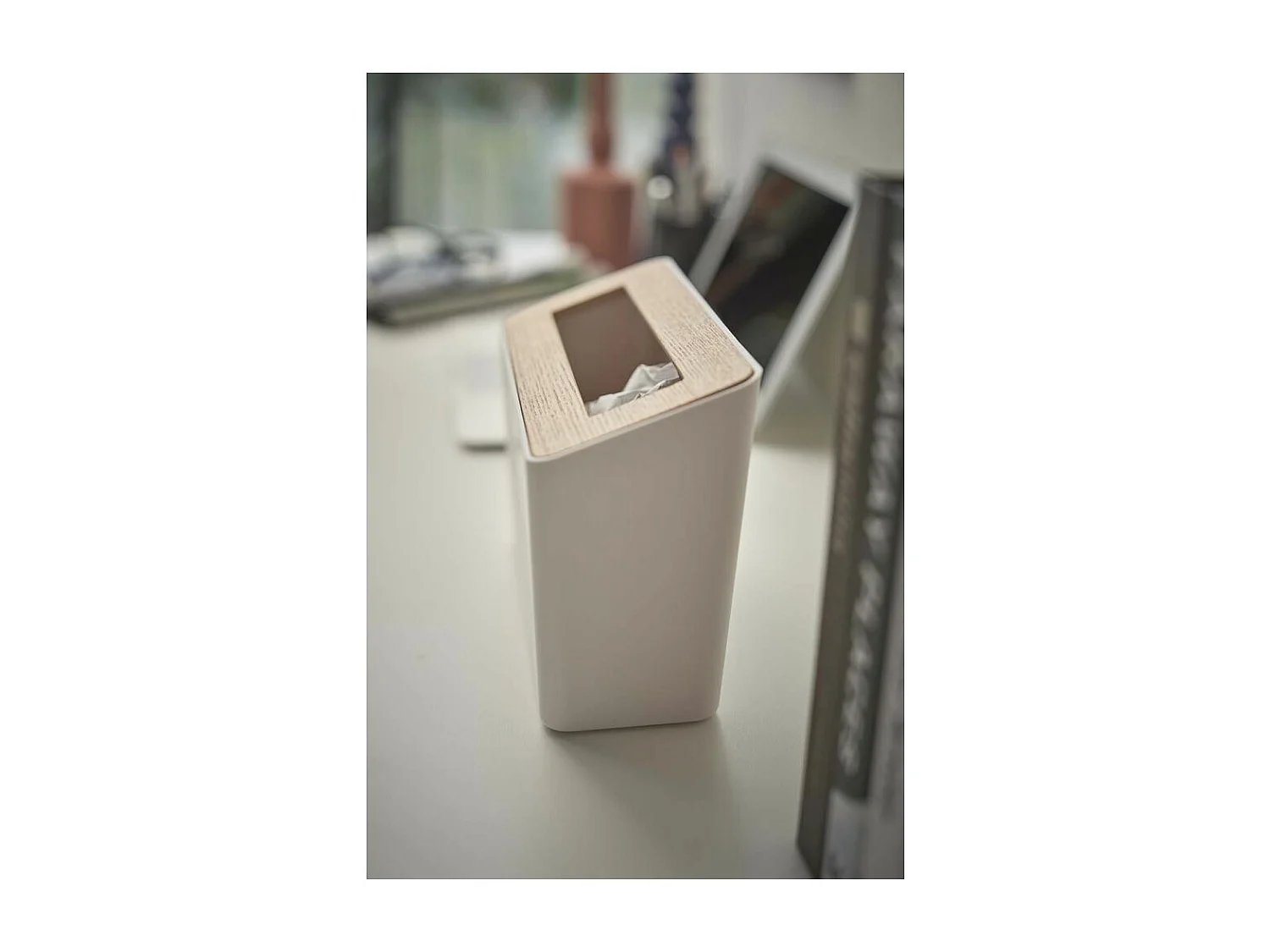 Cestino da tavolo in resina e legno