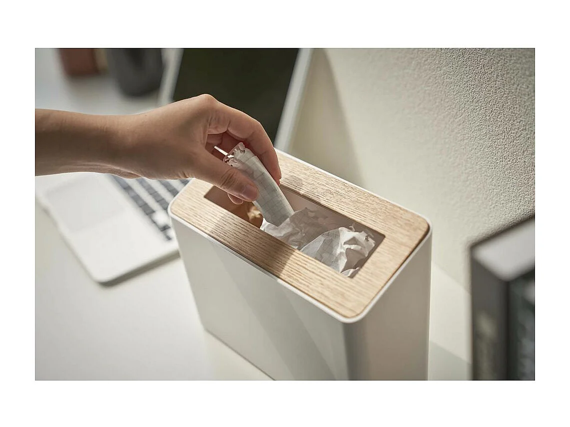 Cestino da tavolo in resina e legno