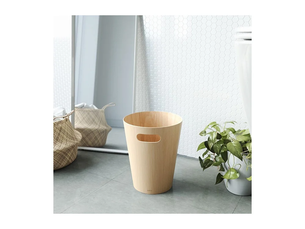 Cesta de madera con asas de transporte