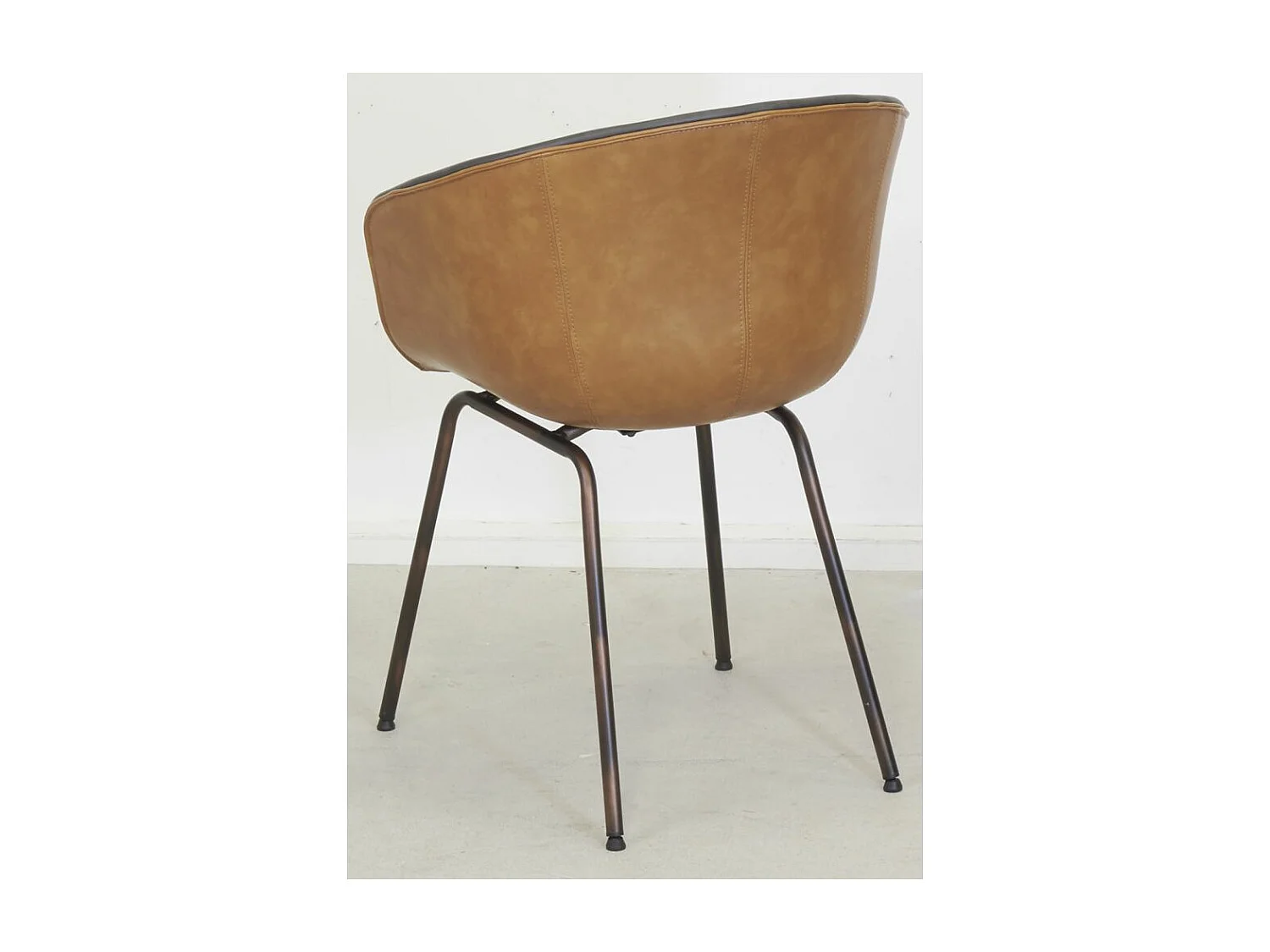 Fauteuil en polyuréthane camel et gris